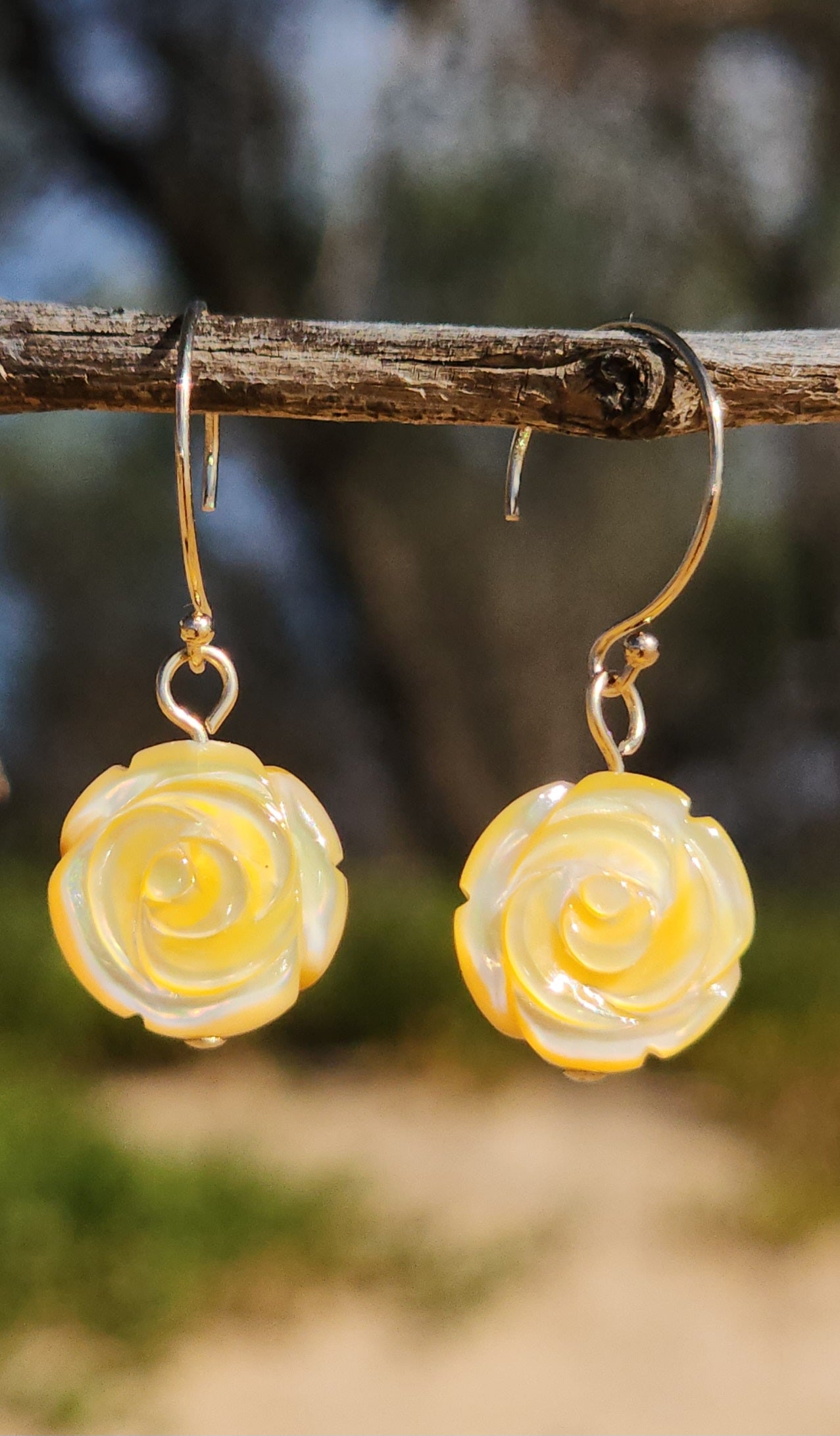 Mother of Pearl golden flower 14kgf Earrings